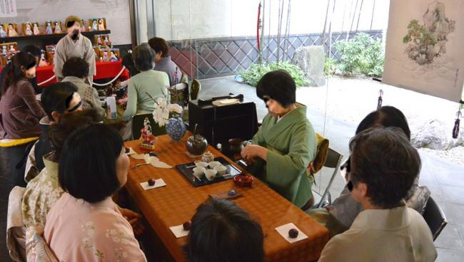 ロビーのお茶会の様子です