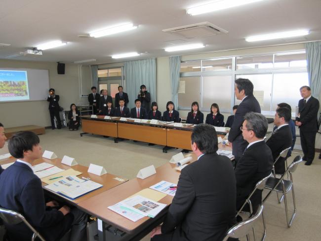 T:X議会事務局議会事務局秘書課HP用写真H28年度H29年3月6庄原格知高校⑥プレゼン③.JPG