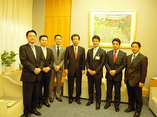 平野官房長官と民主党広島県連議員写真