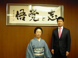 田中先生と書の前で撮影写真
