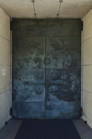 ドイツから寄贈された正面の銅扉
