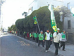 決起大会後の町内パレードの様子