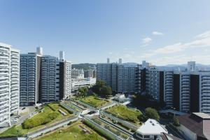 上部は庭園，下部は商店街となっている人工地盤