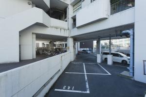 駐車スペースが設けられ，自由に行き来することができる1階ピロティ