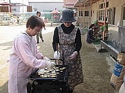 サツマイモをバター焼きにしてくれるお母さん方写真