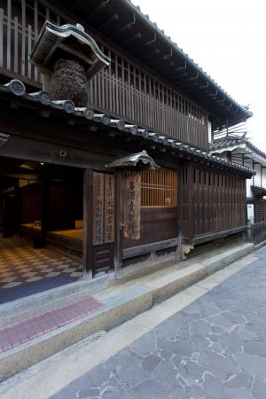 江戸時代の豪壮な屋敷構えがほぼそのままの状態で残っている主屋