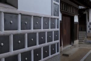 酒蔵外壁のサイコロ目状の漆喰デザイン