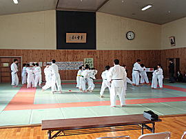 県警柔道・剣道特別訓練生から柔道の稽古をしてもらう児童・生徒たちの様子