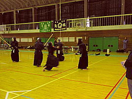 県警柔道・剣道特別訓練生から剣道の稽古をしてもらう児童・生徒たちの様子