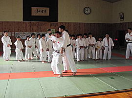 県警柔道・剣道特別訓練生から柔道の稽古指導をしてもらう児童・生徒たちの様子
