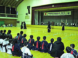 県警柔道・剣道特別訓練生から剣道の稽古指導をしてもらう児童・生徒たちの様子