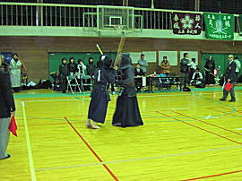 剣道の試合をする児童・生徒たちの様子