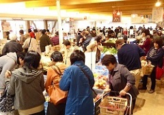 賑わう道の駅たかの