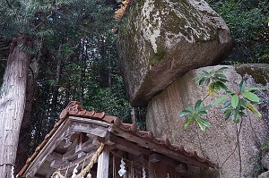 重なり岩