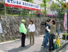 テレビ局の取材を受ける協議会のメンバーの写真