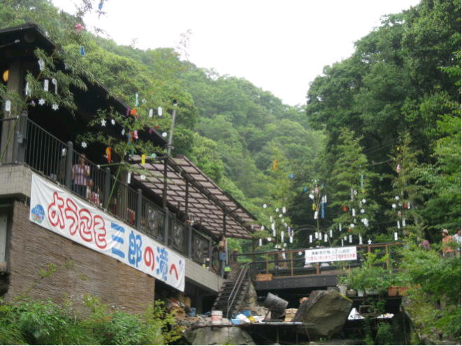 「三郎の滝」七夕飾りでの写真