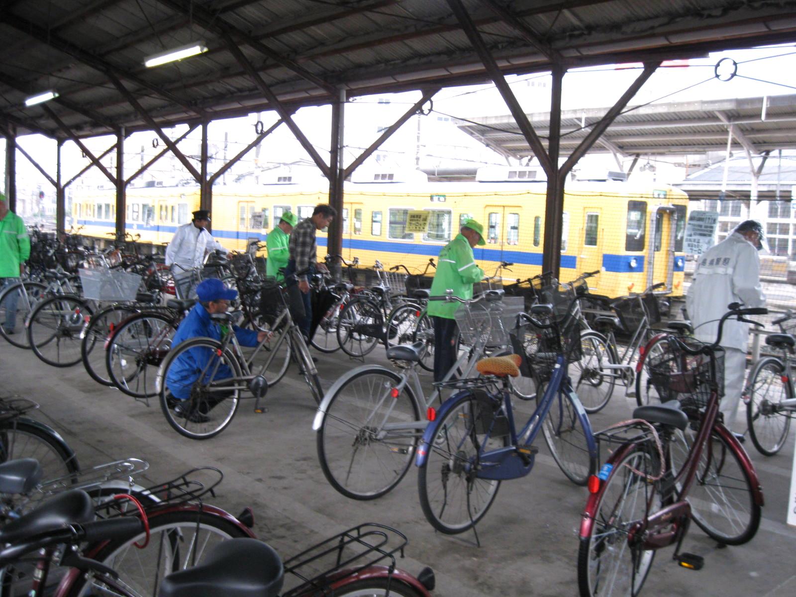 JR駅駐輪場で放置自転車・バイク利用点検の写真
