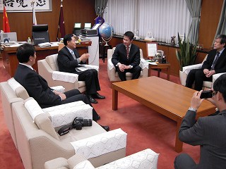 駐大阪中国総領事の訪問写真１
