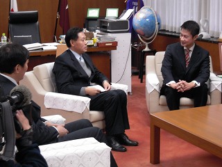 駐大阪中国総領事の訪問写真２