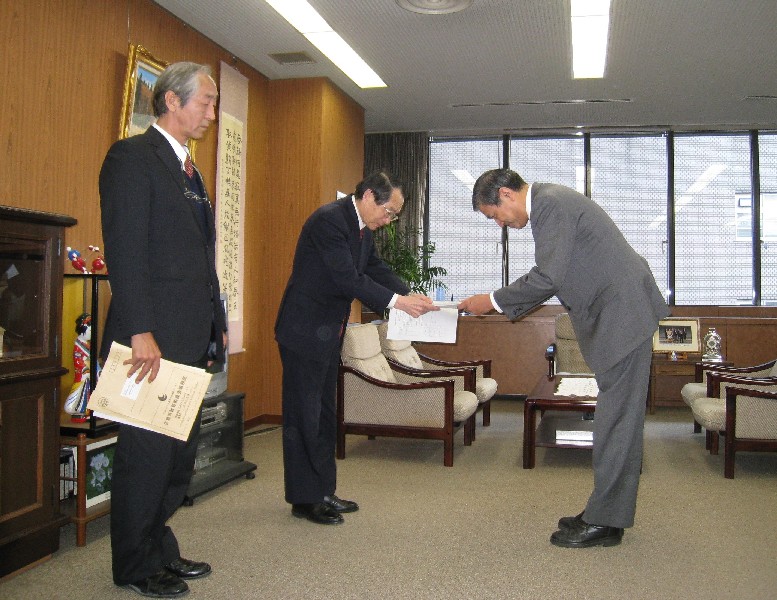 答申が審議会から教育長に提出される様子の写真1