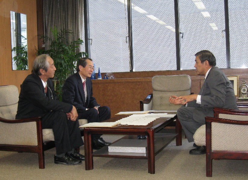 答申が審議会から教育長に提出される様子の写真2