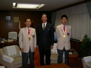 県庁知事室で結果報告 左：川本選手（平成19年12月3日）イメージ