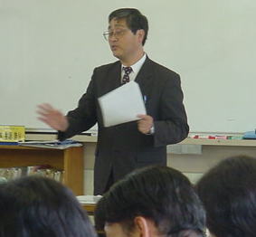 講話を行う広瀬先生の写真