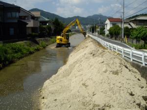 府中大川の土砂撤去作業の画像
