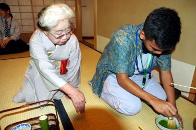 男女を問わず時間の許す限りお茶を点てる経験ができました。