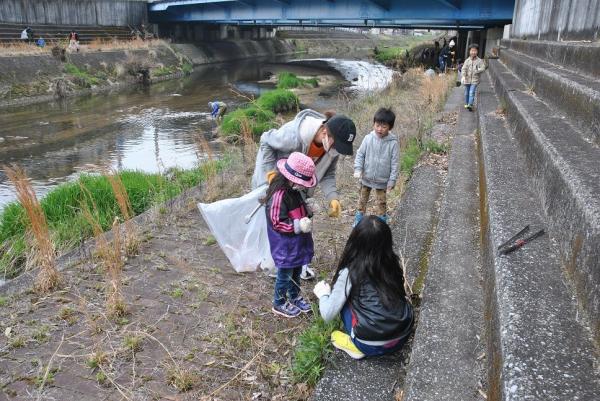 ボランティアGUTSでの川の清掃活動