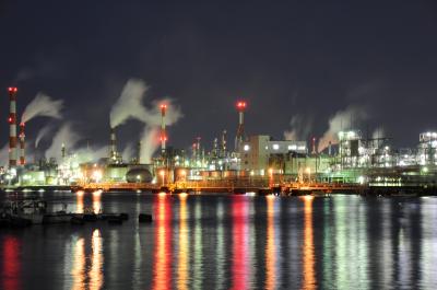 光輝く工場夜景の画像