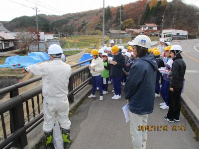 災害工事現場で説明している様子