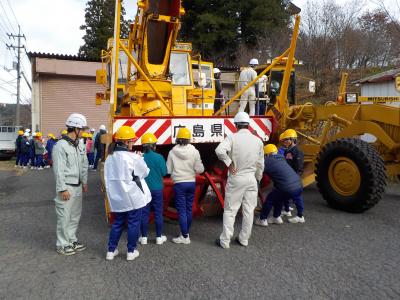 除雪作業車の見学の様子