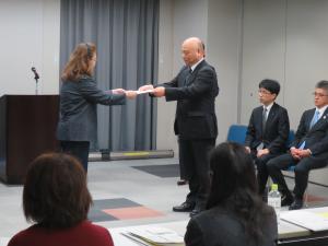 広島女学院大学委嘱状受領写真