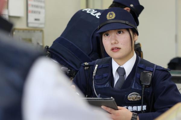 事情聴取をしている警察官