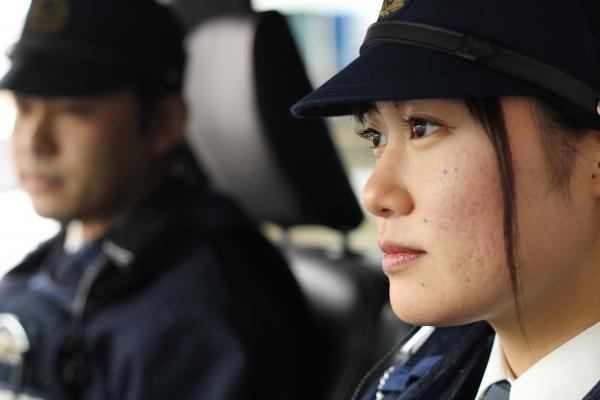 警ら中の女性警察官