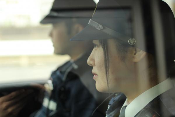 警ら中の女性警察官の横顔