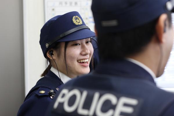 笑顔の女性警察官