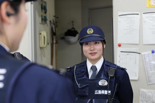 同僚と話をする女性警察官