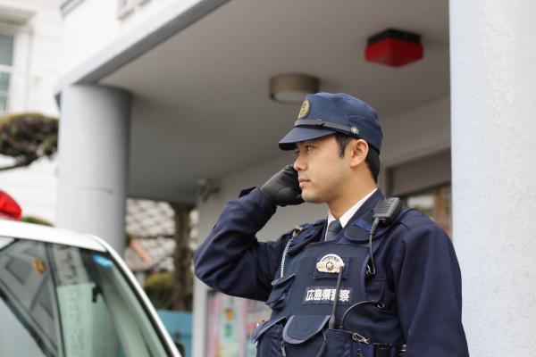 立番をする警察官