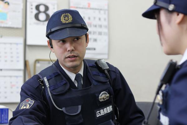 部下と話をする警察官