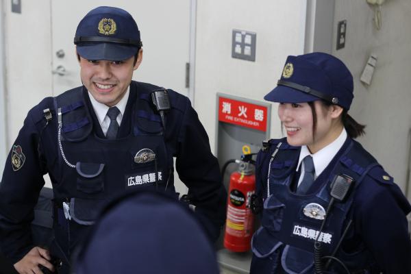 同僚たちと話をする警察官