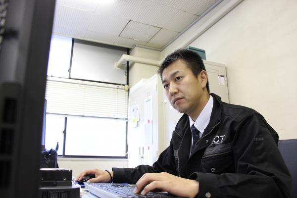 サイバー犯罪捜査をする警察官