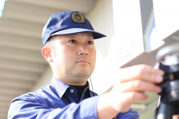 真剣な表情で操作する警察官