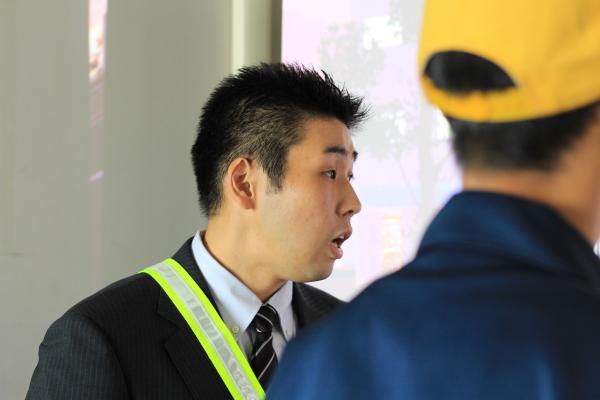 交通安全教室中の警察官