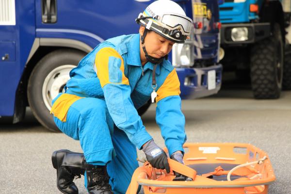 作業をする機動隊員