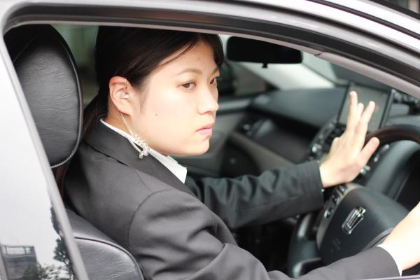 運転する警護員