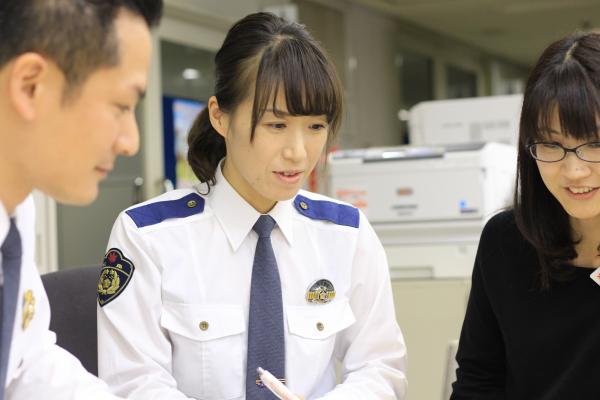 会議中の企画係女性警察官