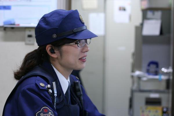 笑顔で働く女性警察官の横顔
