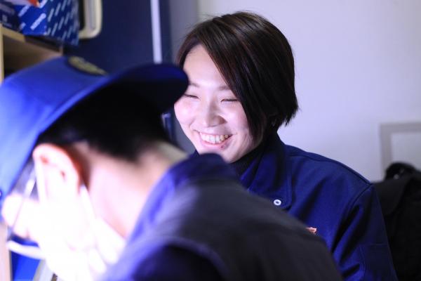 笑顔の鑑識係の女性警察官